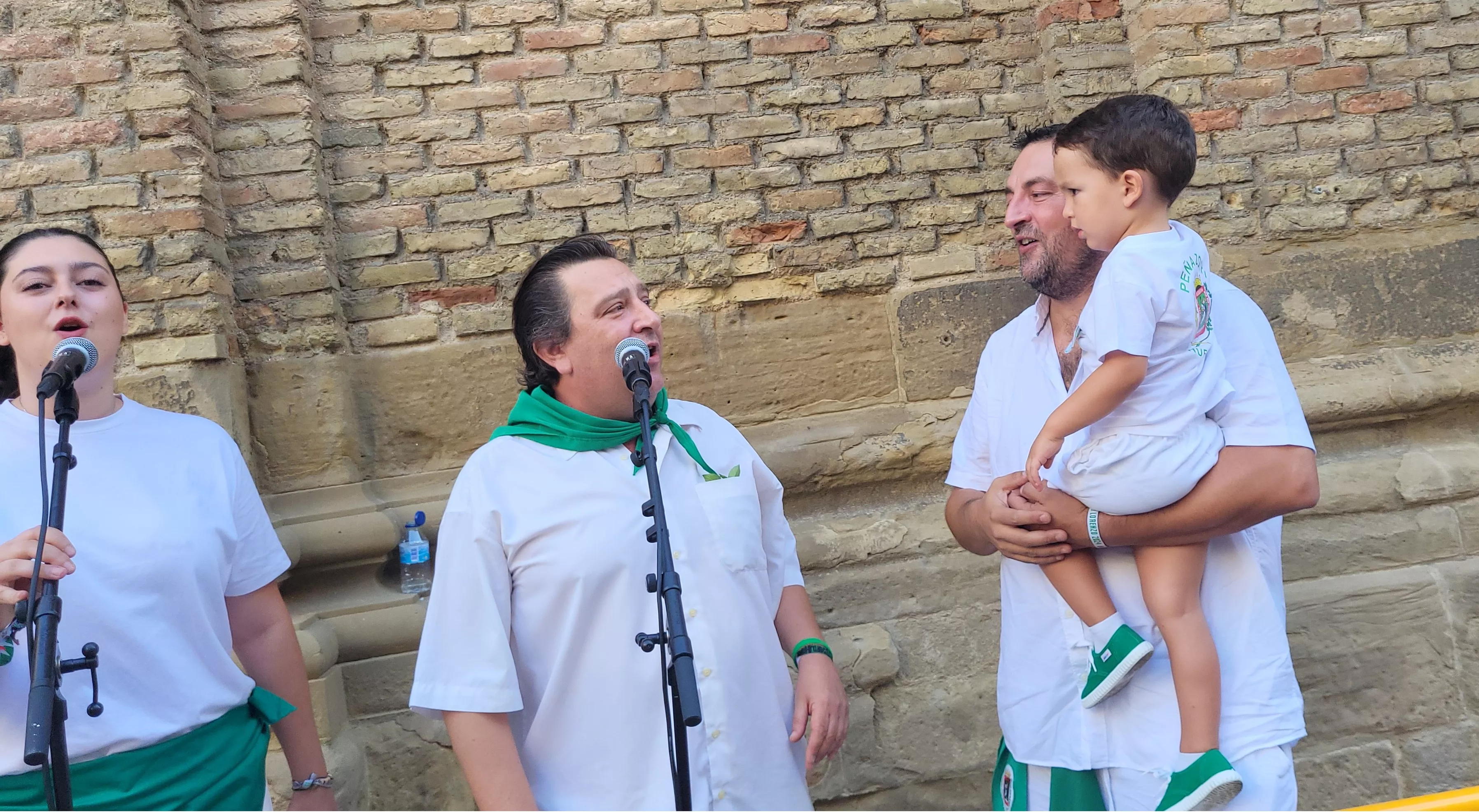 Enrique Susín pone la pañoleta a San Lorenzo en el inicio de las fiestas. Foto Mercedes Manterola