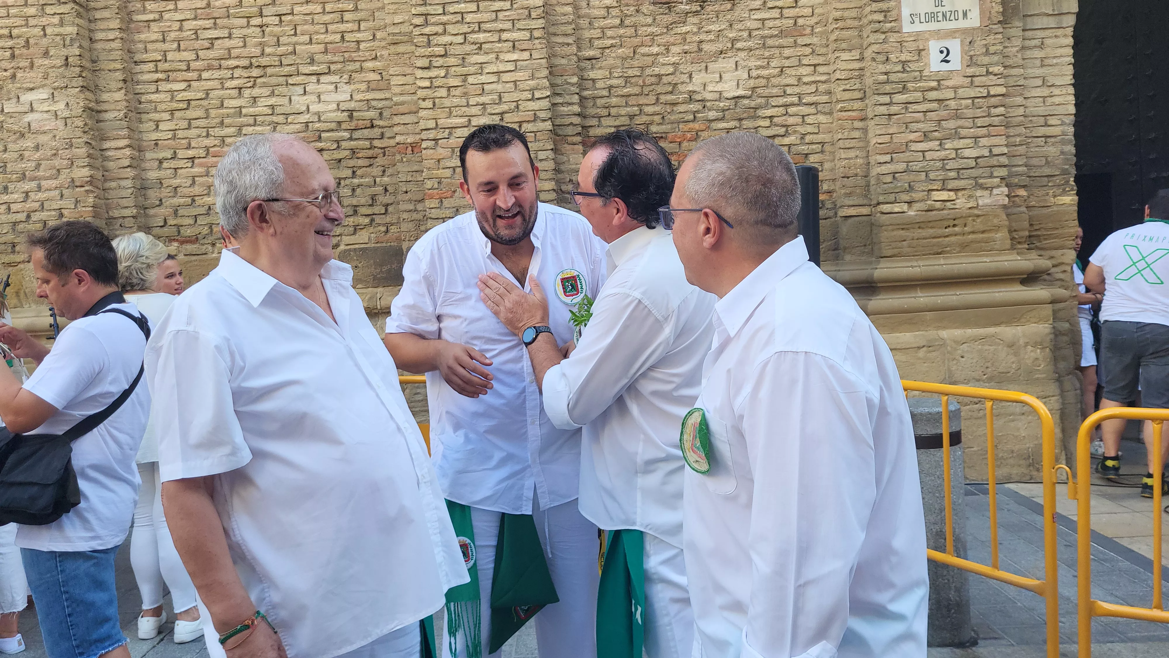 Enrique Susín pone la pañoleta a San Lorenzo en el inicio de las fiestas. Foto Mercedes Manterola