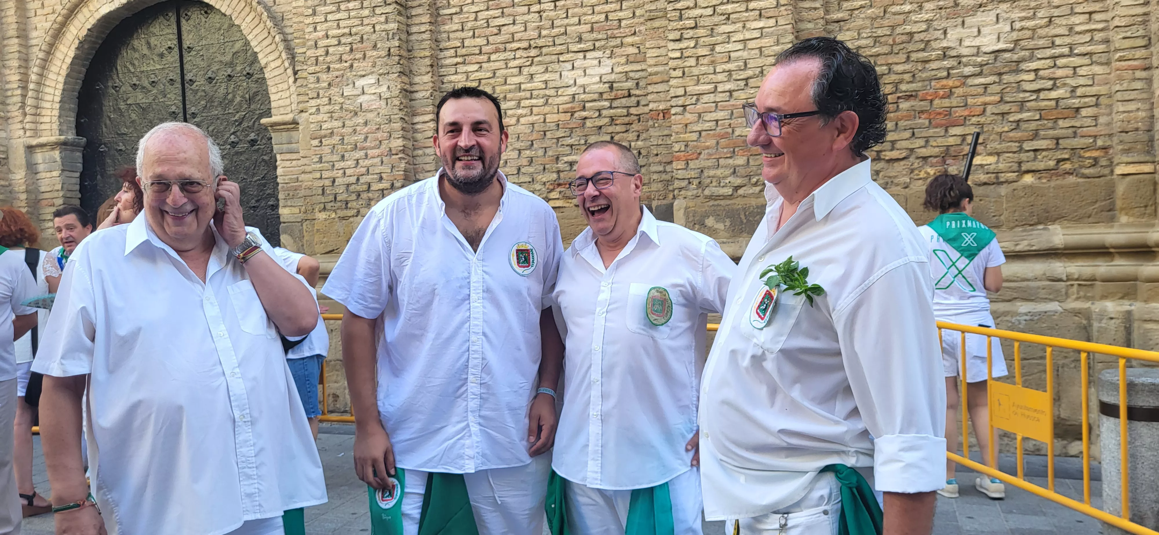 Enrique Susín pone la pañoleta a San Lorenzo en el inicio de las fiestas. Foto Mercedes Manterola