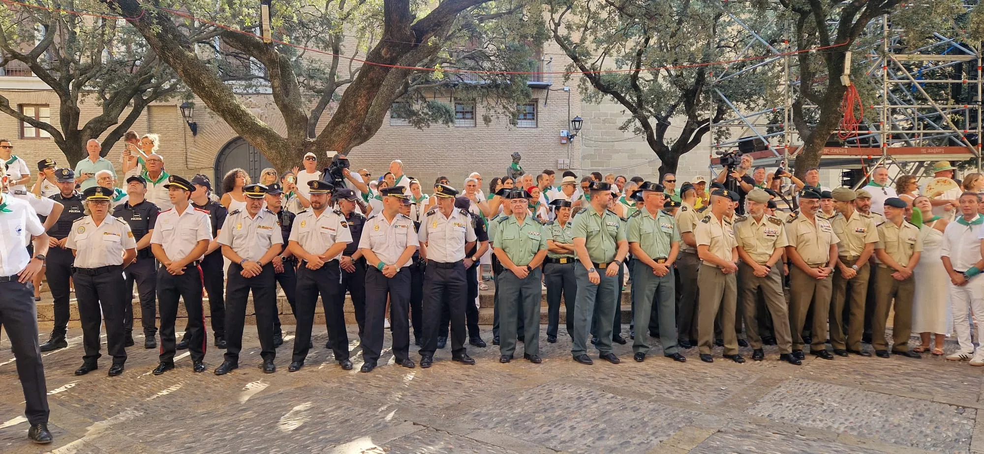 Acto de izado de banderas de Francia y España en el Ayuntamiento de Huesca. Foto Myriam Martínez