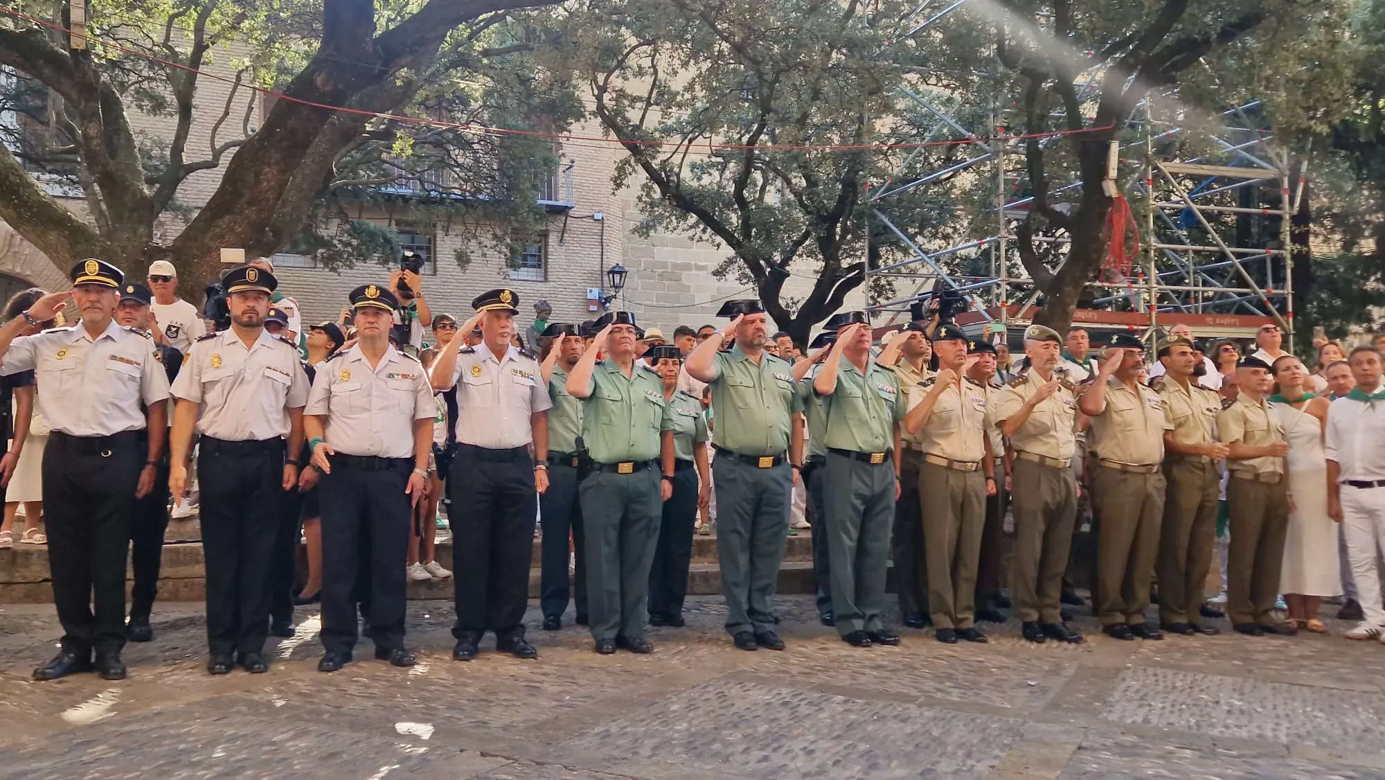 Acto de izado de banderas de Francia y España en el Ayuntamiento de Huesca. Foto Myriam Martínez