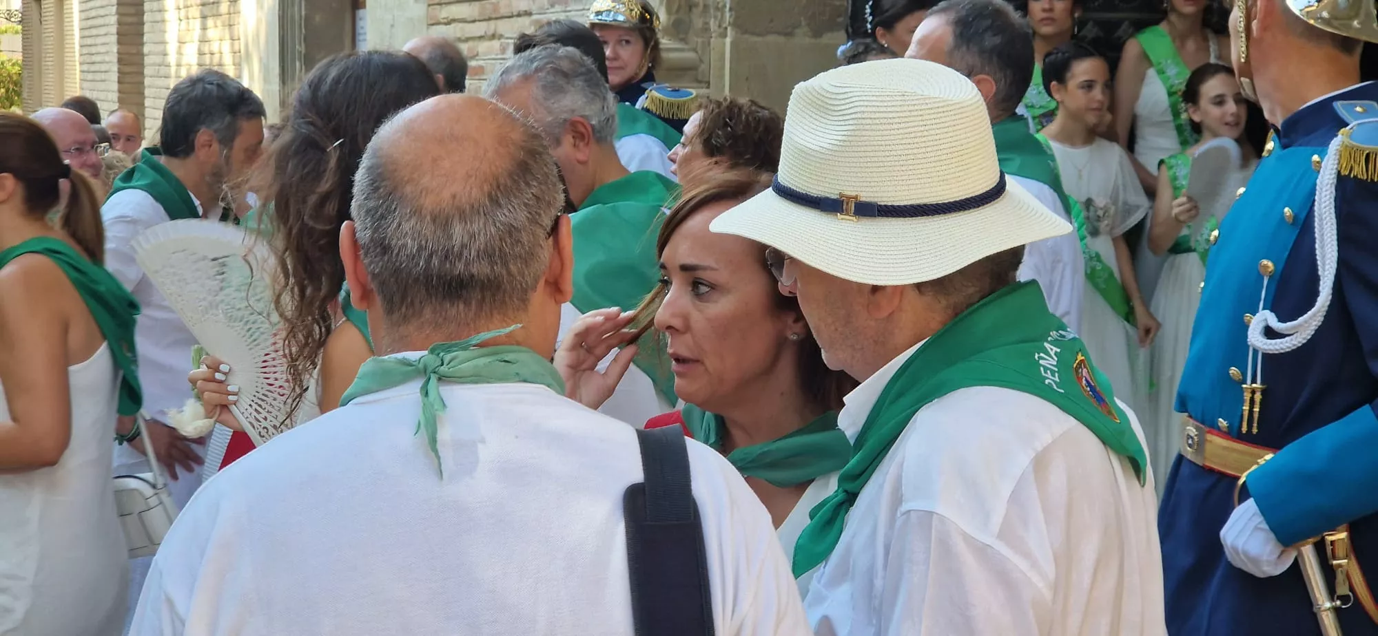 Acto de izado de banderas de Francia y España en el Ayuntamiento de Huesca. Foto Myriam Martínez
