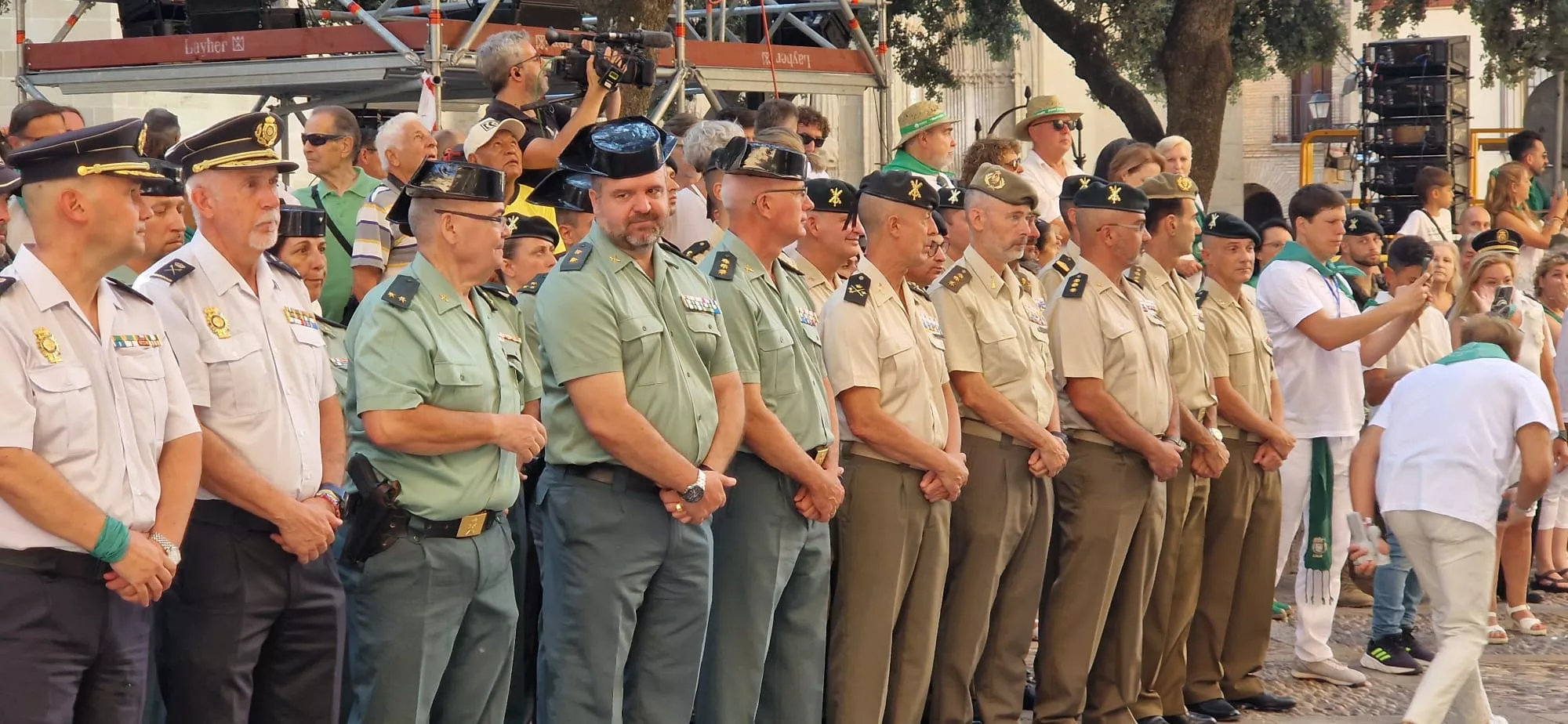 Acto de izado de banderas de Francia y España en el Ayuntamiento de Huesca. Foto Myriam Martínez