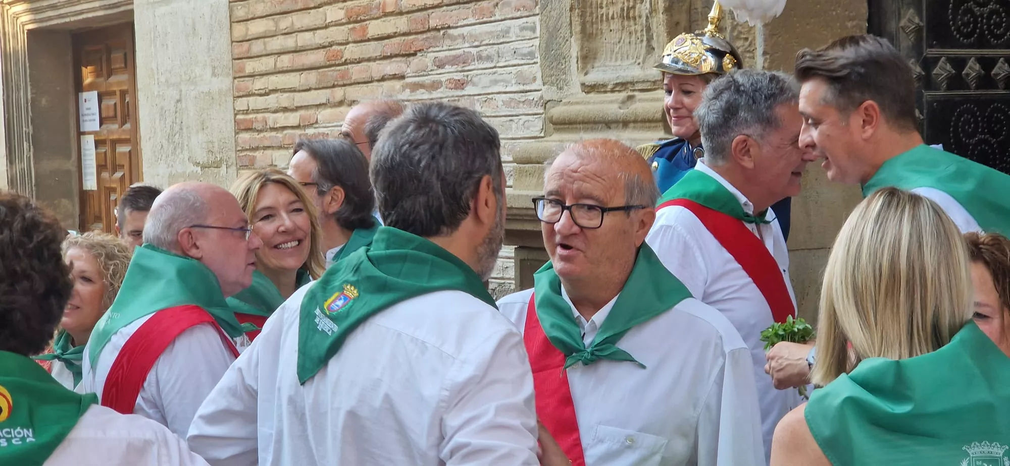 Acto de izado de banderas de Francia y España en el Ayuntamiento de Huesca. Foto Myriam Martínez