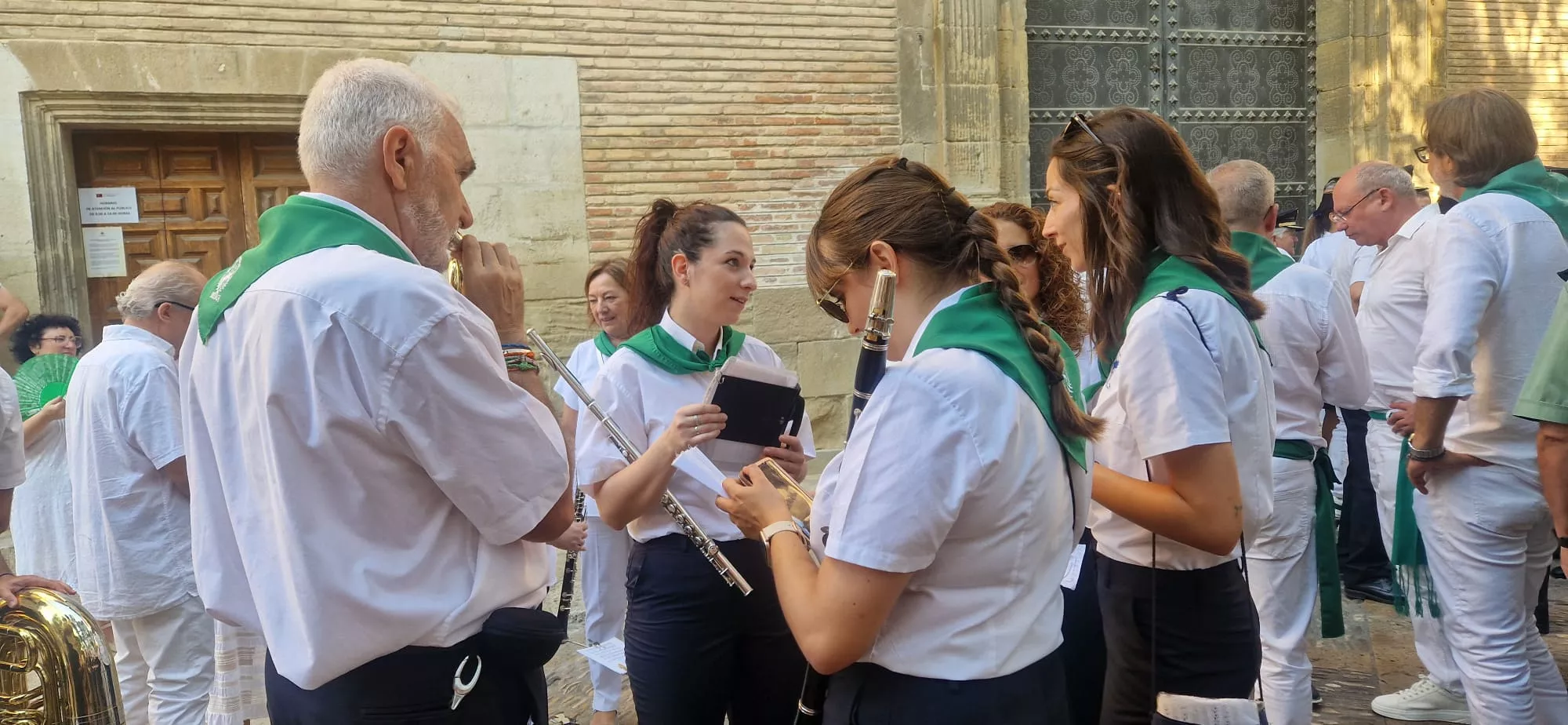 Acto de izado de banderas de Francia y España en el Ayuntamiento de Huesca. Foto Myriam Martínez