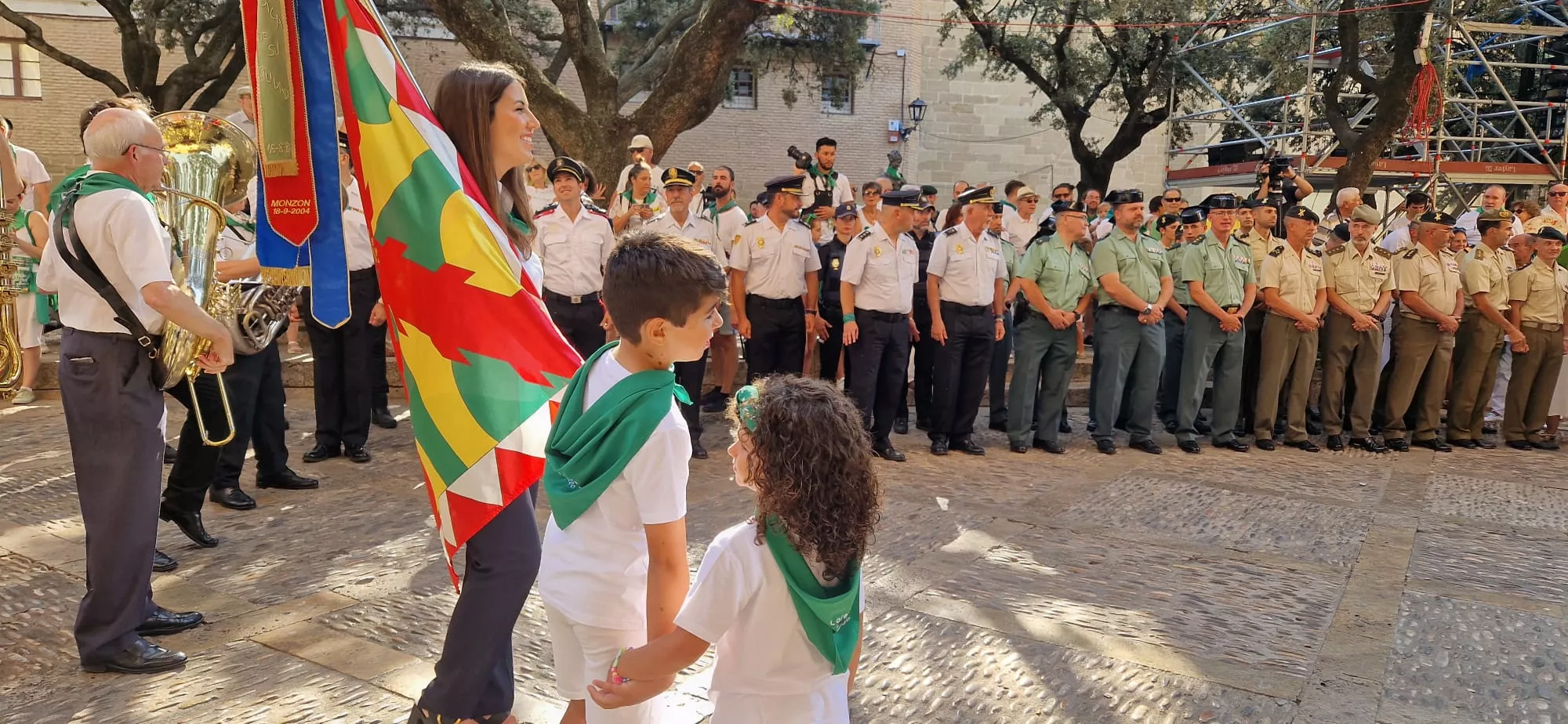 Acto de izado de banderas de Francia y España en el Ayuntamiento de Huesca. Foto Myriam Martínez
