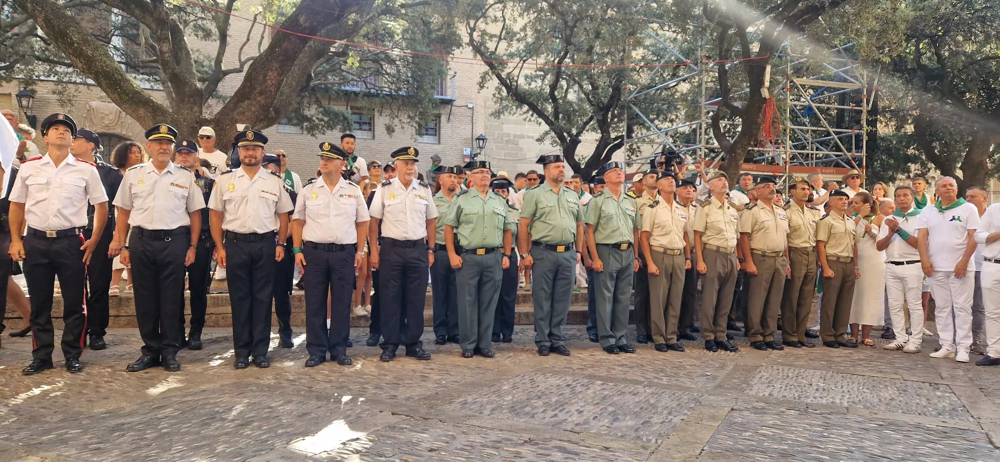Acto de izado de banderas de Francia y España en el Ayuntamiento de Huesca. Foto Myriam Martínez