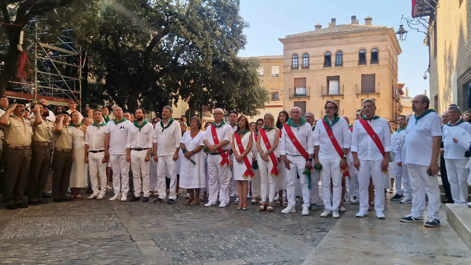 Acto de izado de banderas de Francia y España en el Ayuntamiento de Huesca. Foto Myriam Martínez