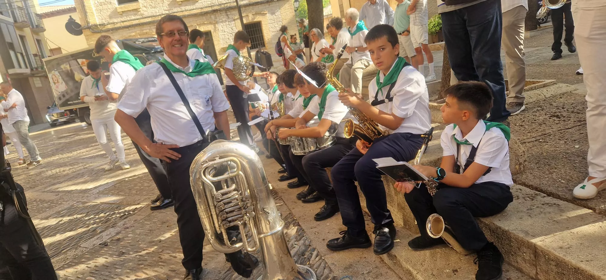 Acto de izado de banderas de Francia y España en el Ayuntamiento de Huesca. Foto Myriam Martínez