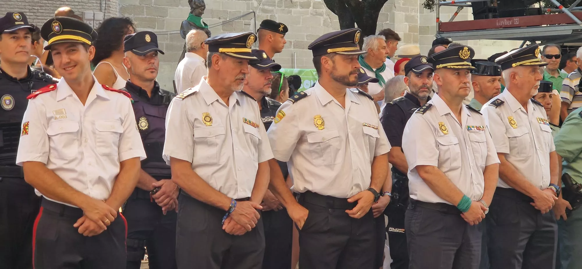 Acto de izado de banderas de Francia y España en el Ayuntamiento de Huesca. Foto Myriam Martínez