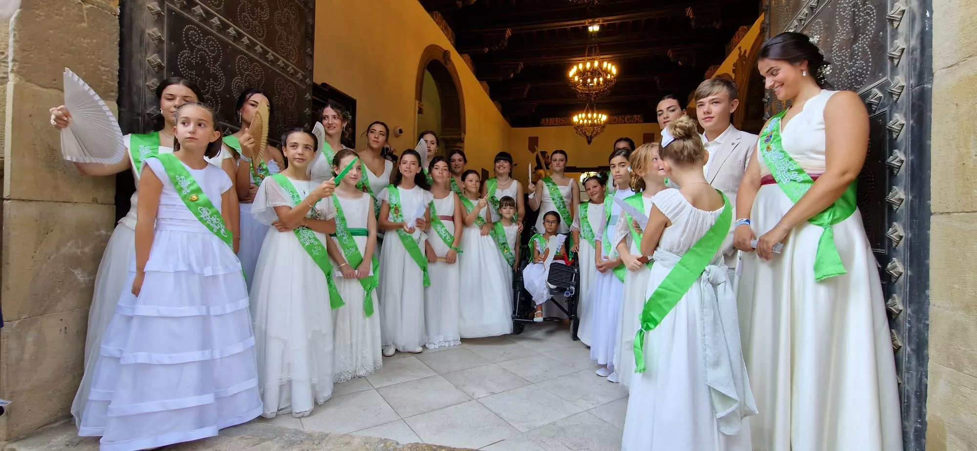 Acto de izado de banderas de Francia y España en el Ayuntamiento de Huesca. Foto Myriam Martínez