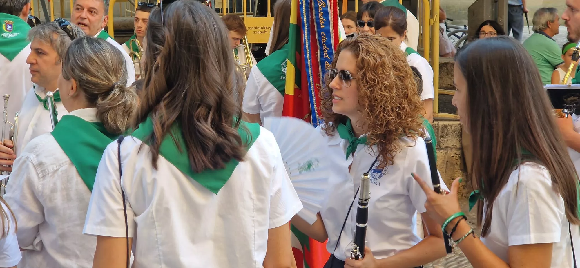 Acto de izado de banderas de Francia y España en el Ayuntamiento de Huesca. Foto Myriam Martínez