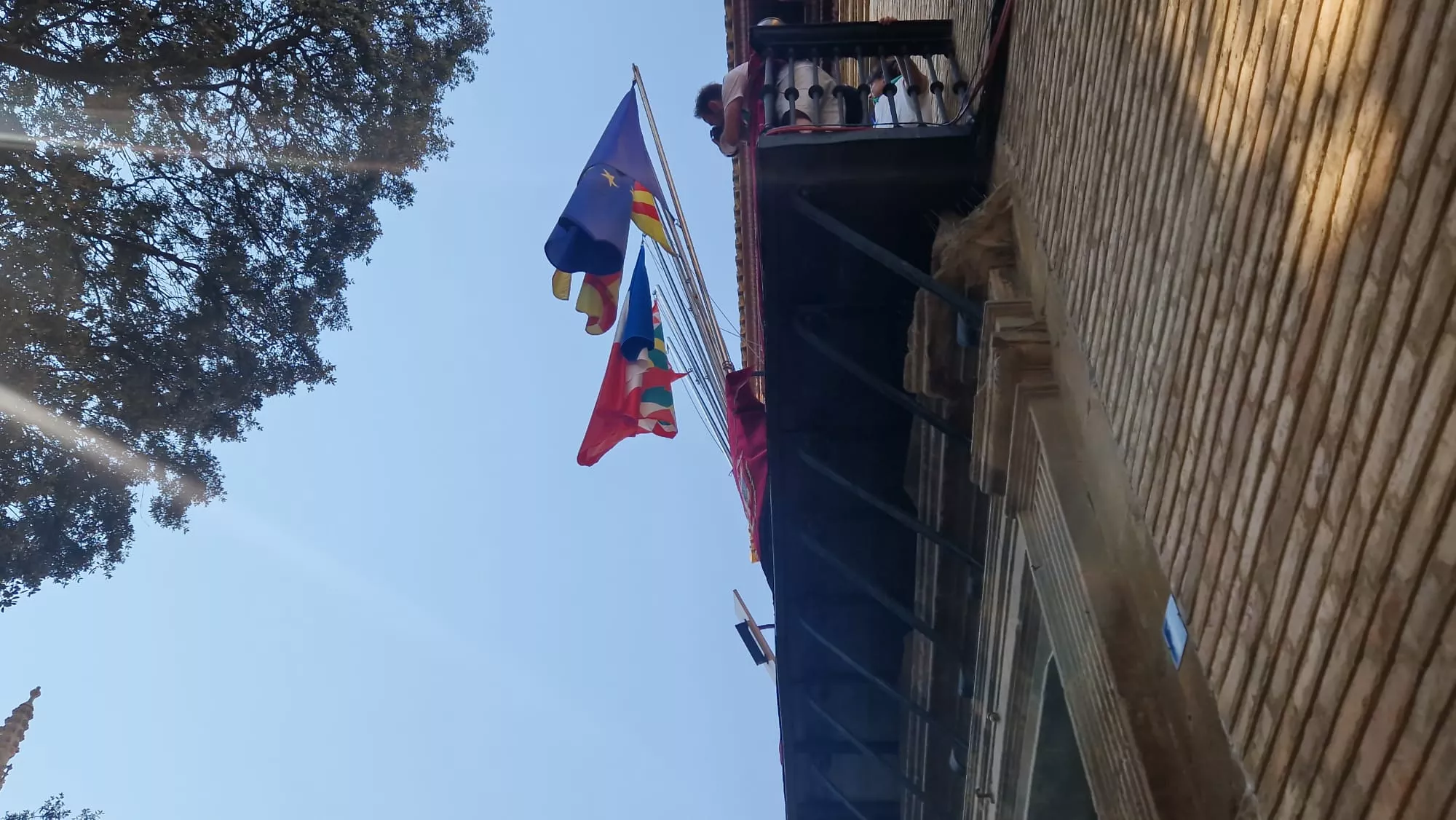 Acto de izado de banderas de Francia y España en el Ayuntamiento de Huesca. Foto Myriam Martínez