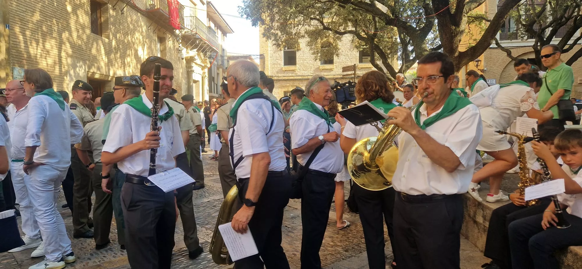 Acto de izado de banderas de Francia y España en el Ayuntamiento de Huesca. Foto Myriam Martínez