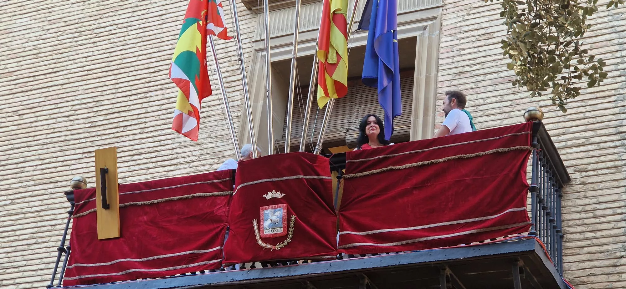 Acto de izado de banderas de Francia y España en el Ayuntamiento de Huesca. Foto Myriam Martínez
