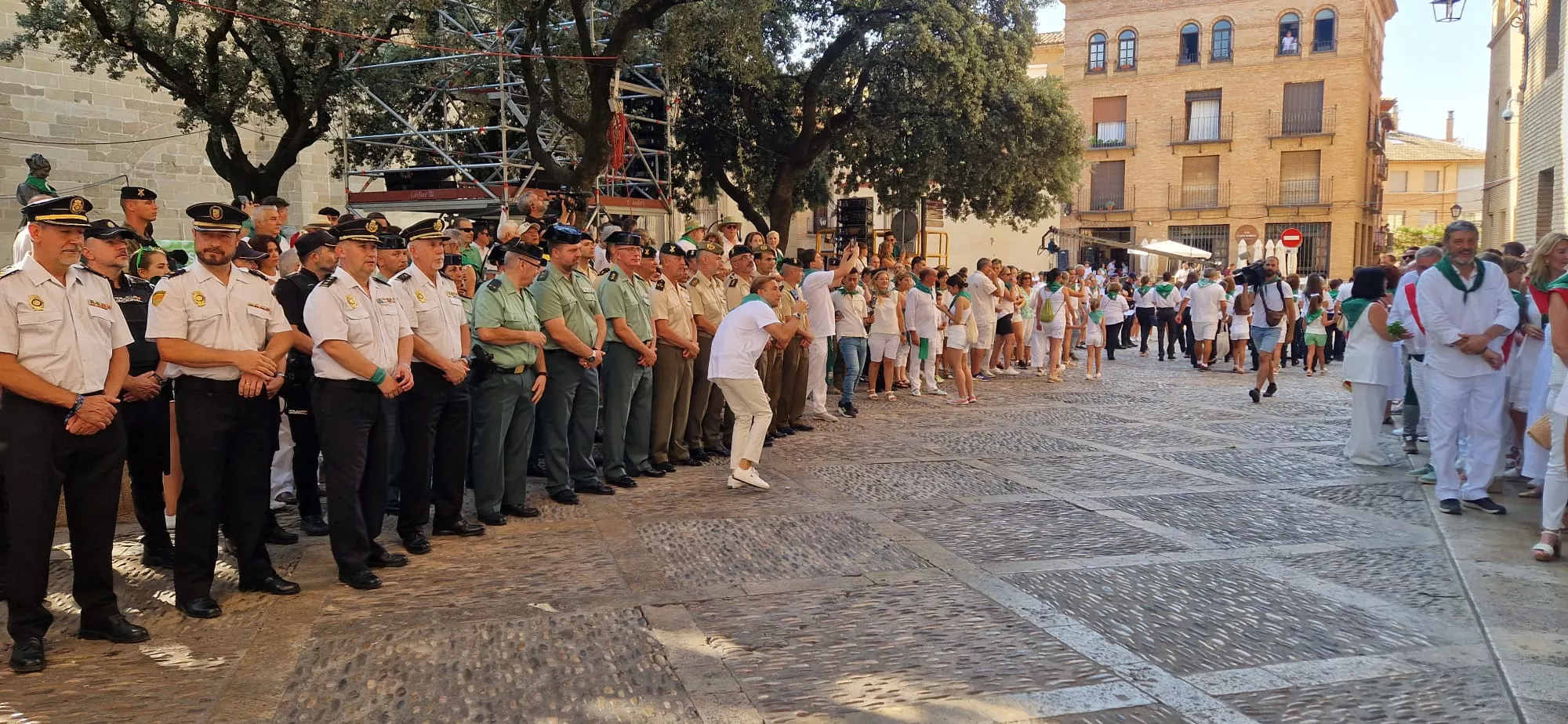 Acto de izado de banderas de Francia y España en el Ayuntamiento de Huesca. Foto Myriam Martínez