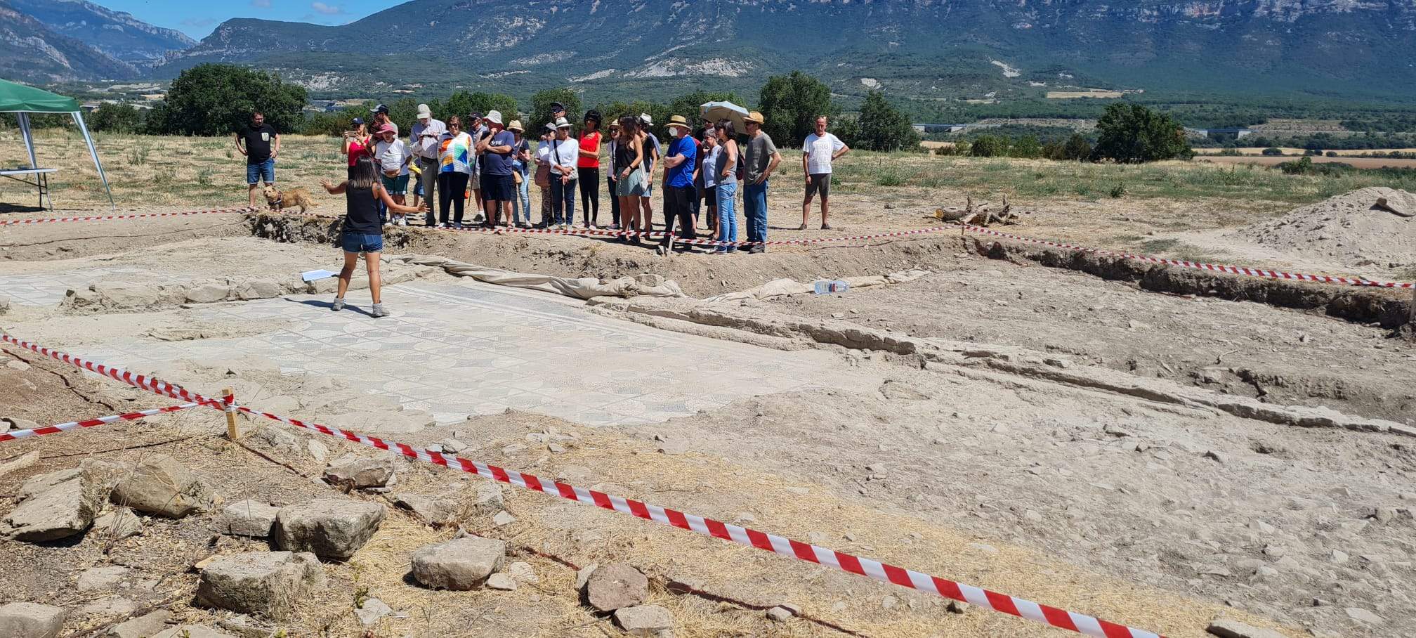 Uno de los grupos asistentes a las excavaciones arqueológicas.