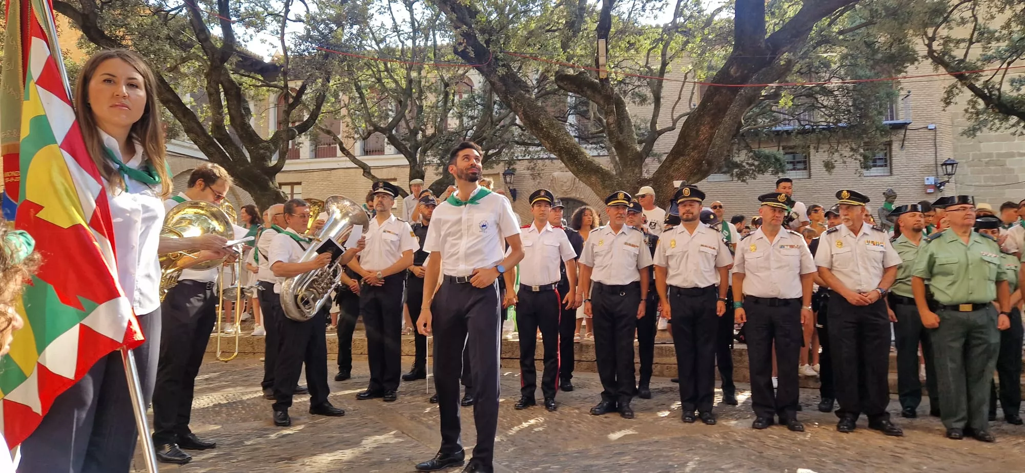 Acto de izado de banderas de Francia y España en el Ayuntamiento de Huesca. Foto Myriam Martínez