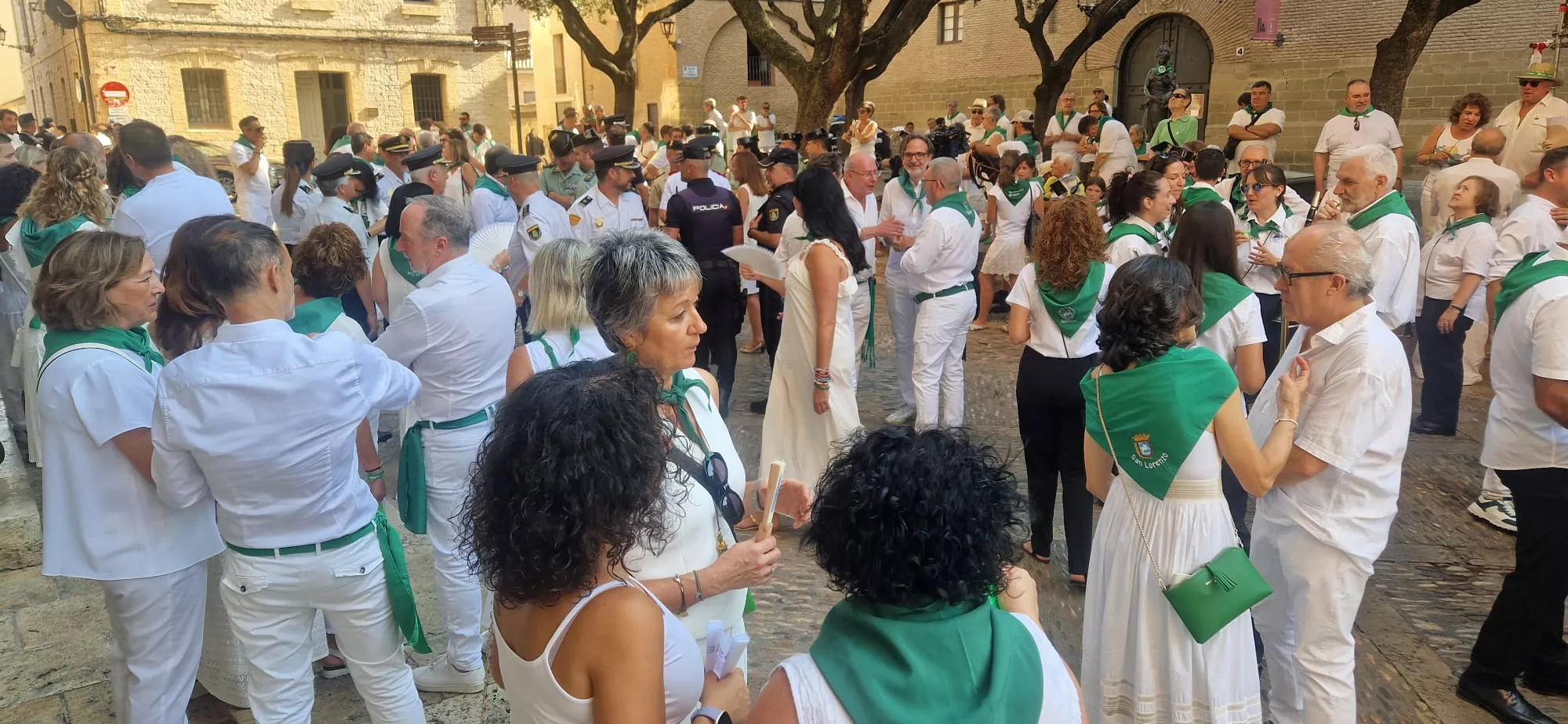 Acto de izado de banderas de Francia y España en el Ayuntamiento de Huesca. Foto Myriam Martínez