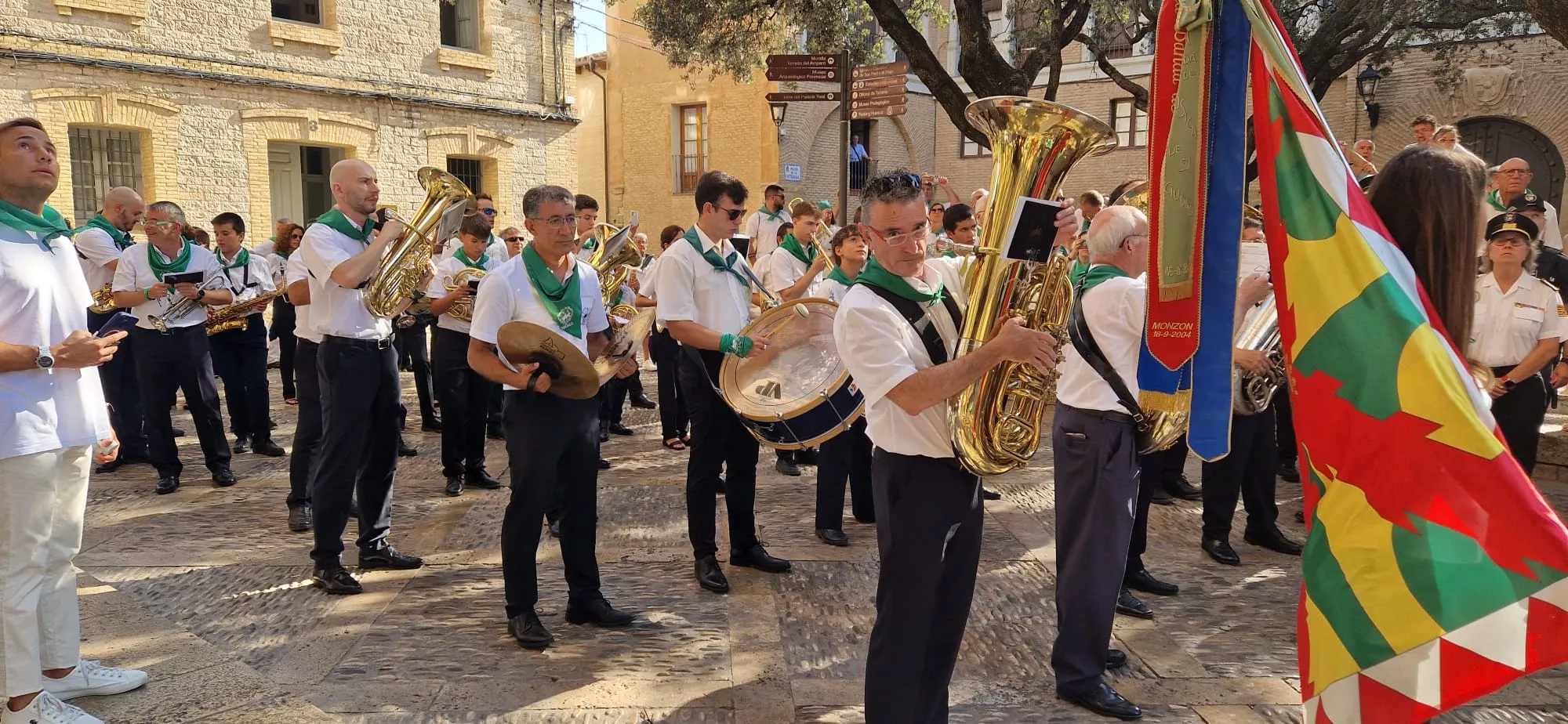 Acto de izado de banderas de Francia y España en el Ayuntamiento de Huesca. Foto Myriam Martínez