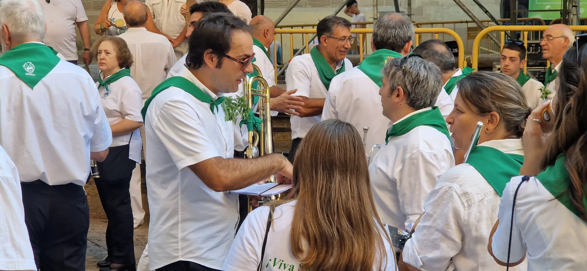 Acto de izado de banderas de Francia y España en el Ayuntamiento de Huesca. Foto Myriam Martínez
