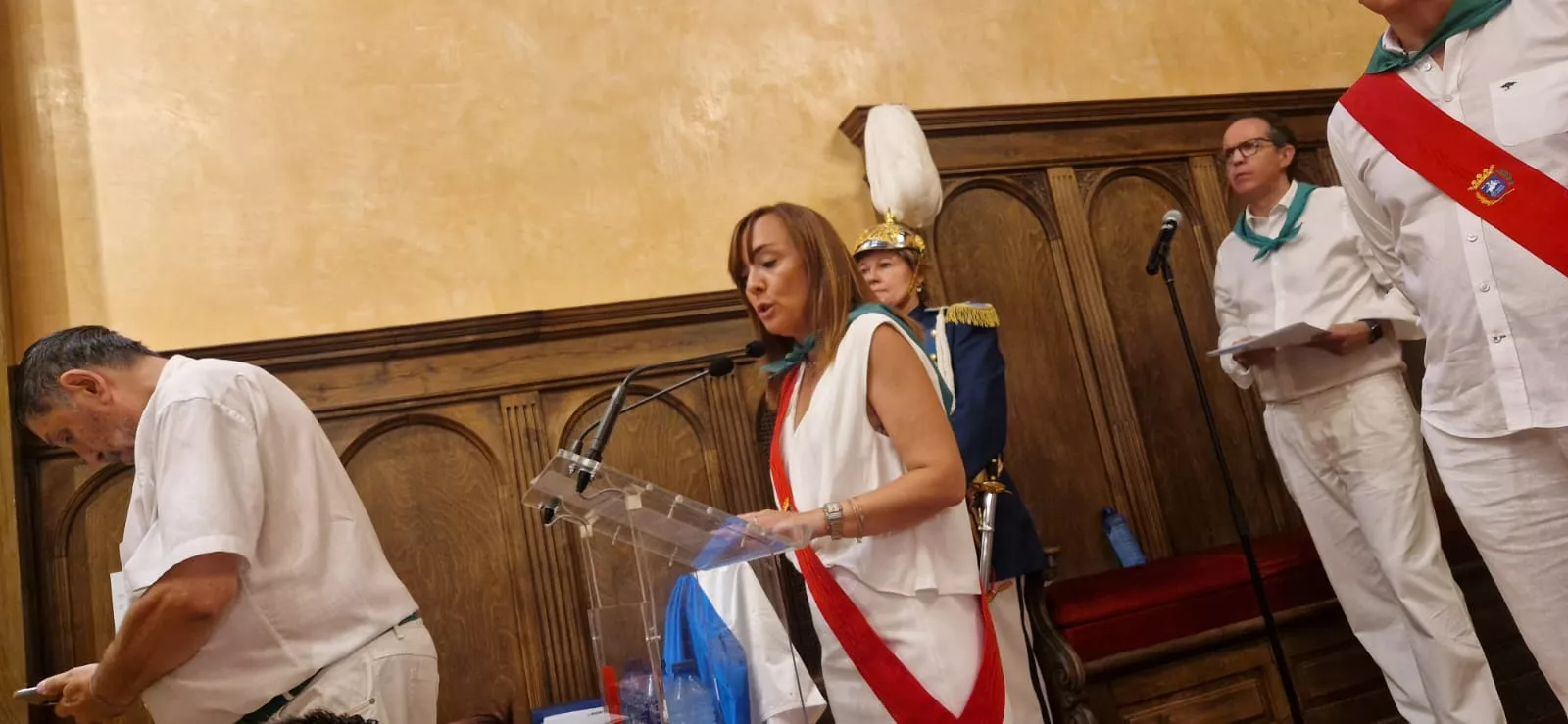 Entrega de la Medalla de Oro de Huesca a la Policía y el Hermanamiento con Tarbes. Foto Myriam Martínez