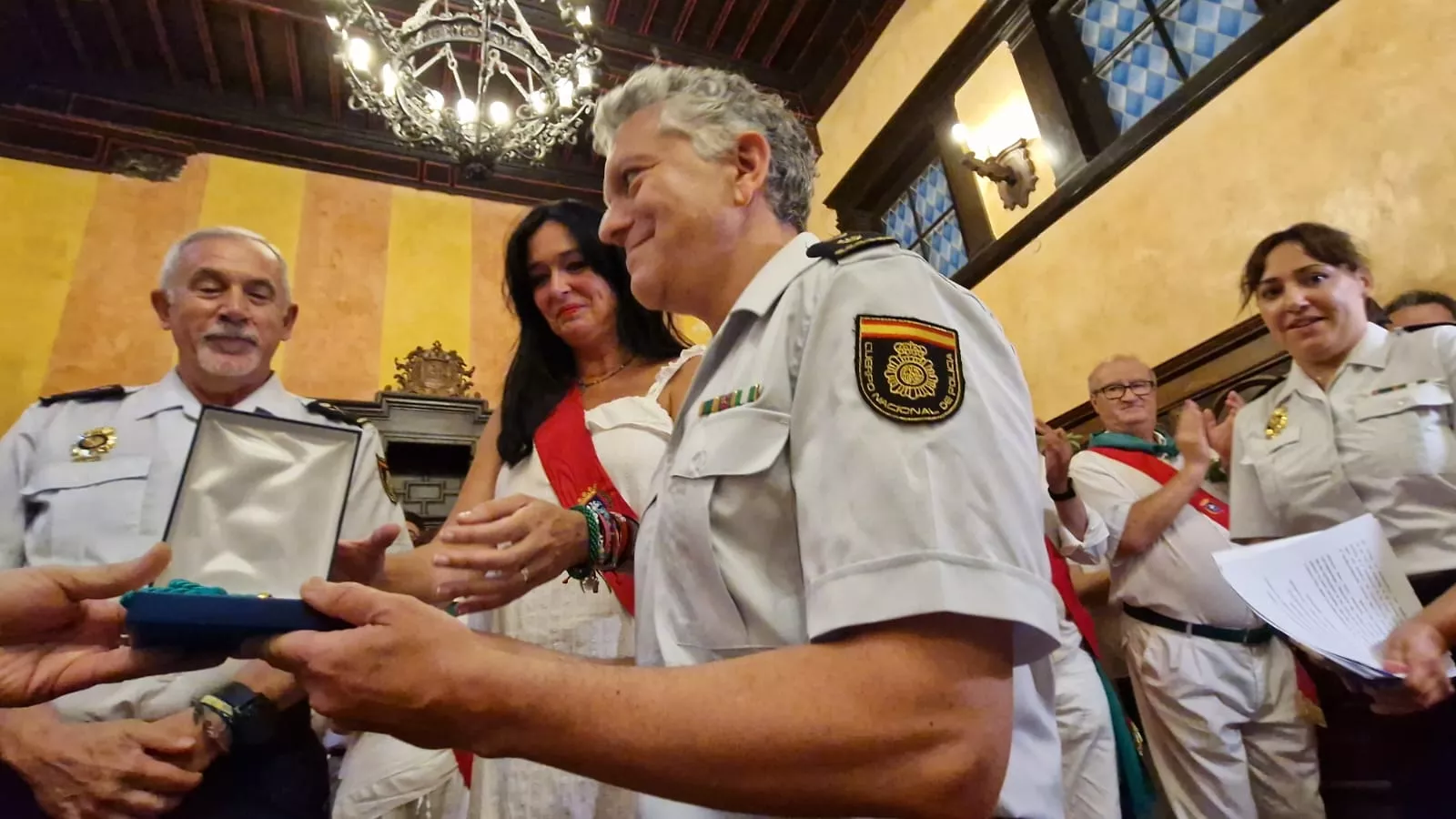 Entrega de la Medalla de Oro de Huesca a la Policía y el Hermanamiento con Tarbes. Foto Myriam Martínez