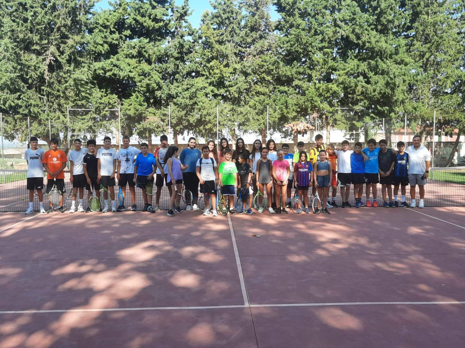 Grupo de participantes en el torneo de tenis.