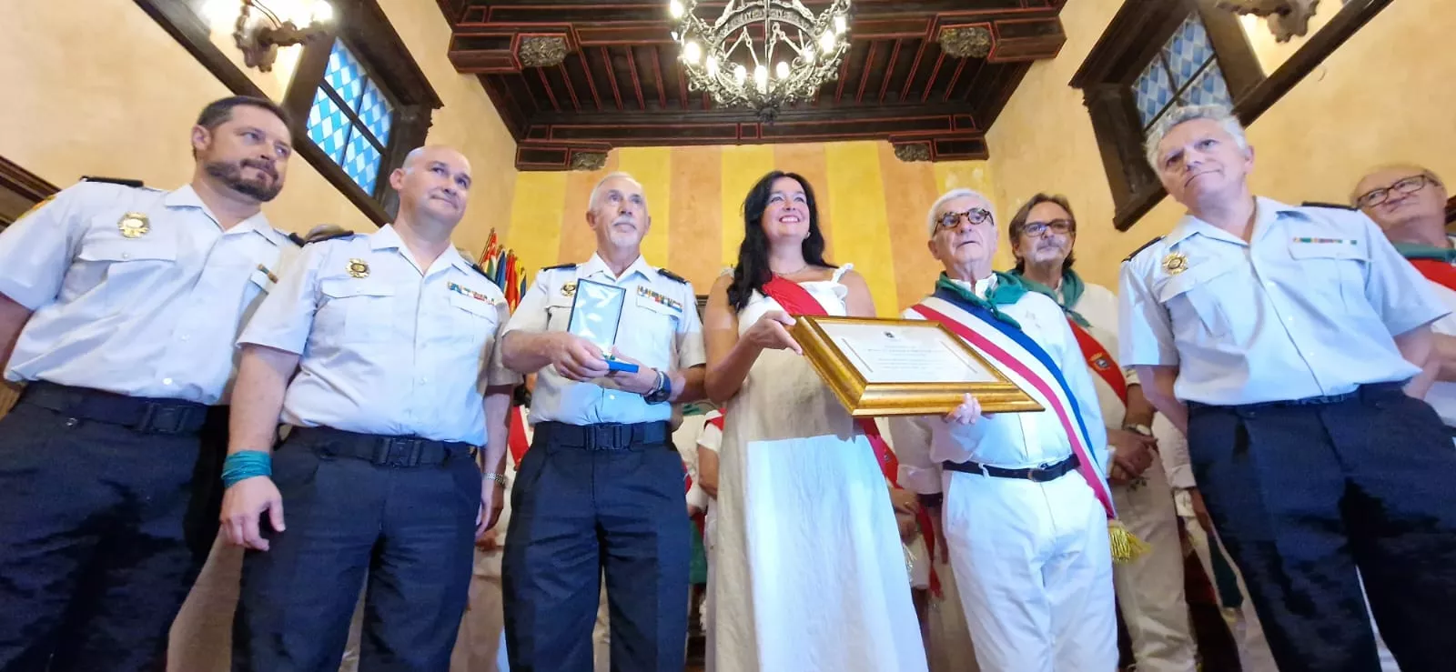 Entrega de la Medalla de Oro de Huesca a la Policía y el Hermanamiento con Tarbes. Foto Myriam Martínez