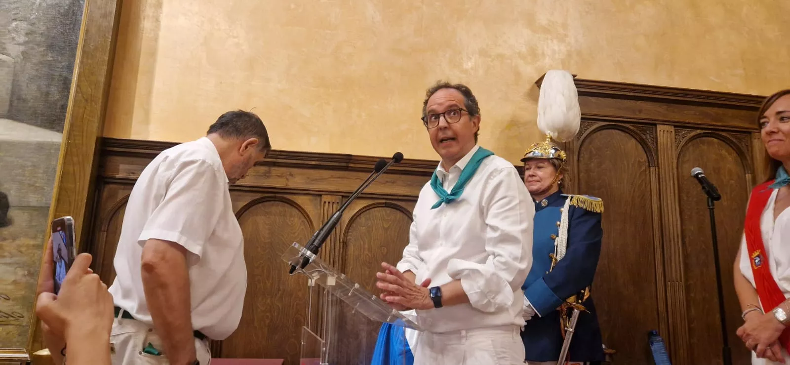Entrega de la Medalla de Oro de Huesca a la Policía y el Hermanamiento con Tarbes. Foto Myriam Martínez