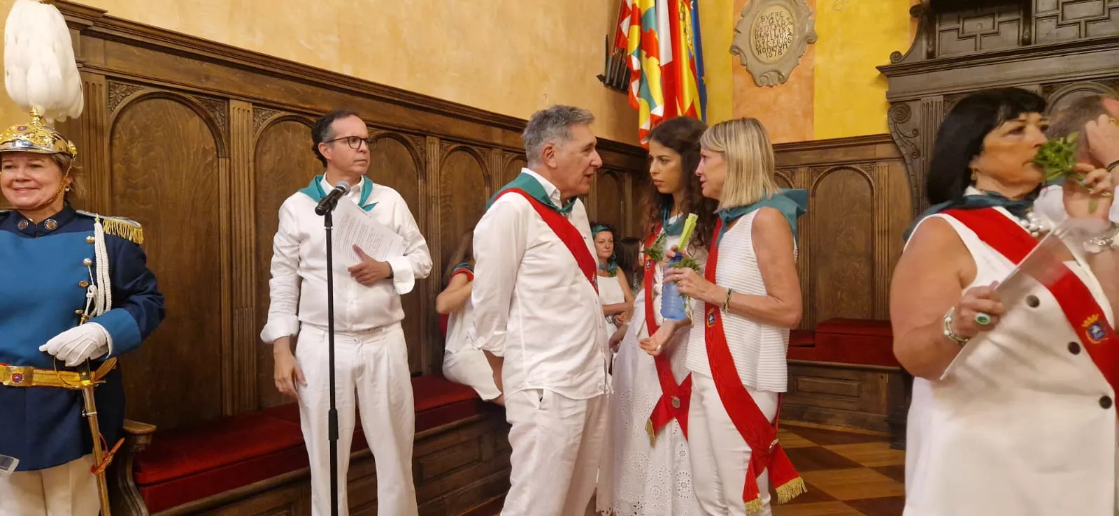 Entrega de la Medalla de Oro de Huesca a la Policía y el Hermanamiento con Tarbes. Foto Myriam Martínez