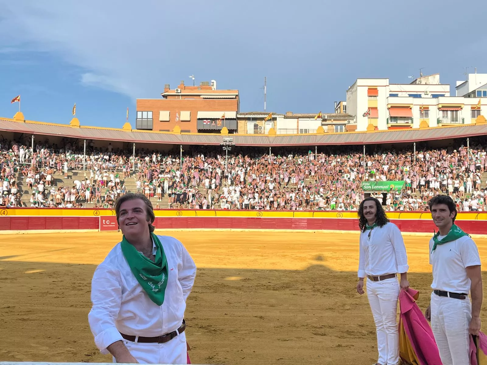 Diego Tebas da la vuelta al ruedo en la animada y festiva becerrada de las peñas. Foto: Adrián Mora