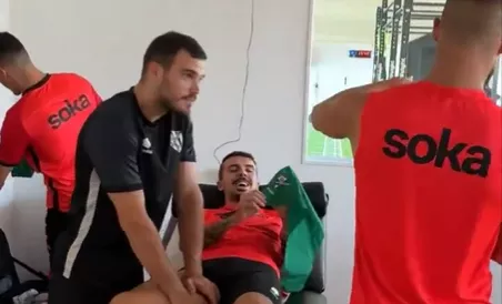 Pulido regala una pañoleta de San Lorenzo personalizada a cada uno de sus compañeros