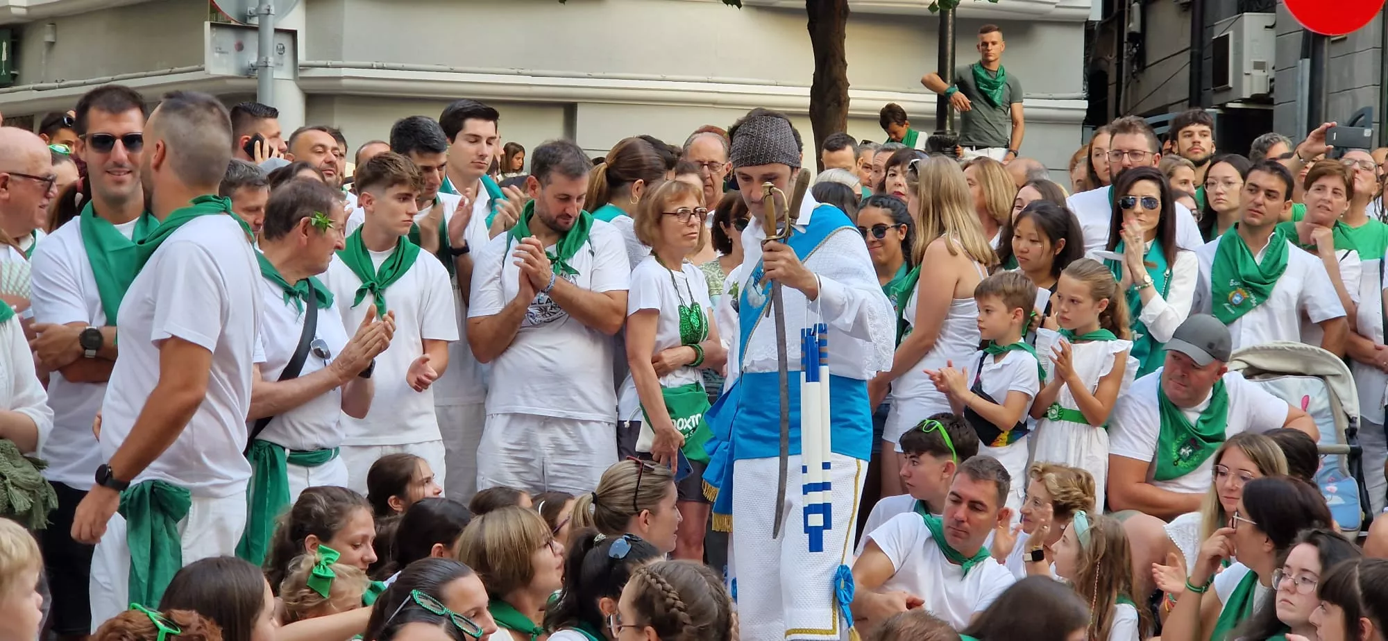 Danzantes la mañana del día 10 de agosto. Foto Myriam Martínez