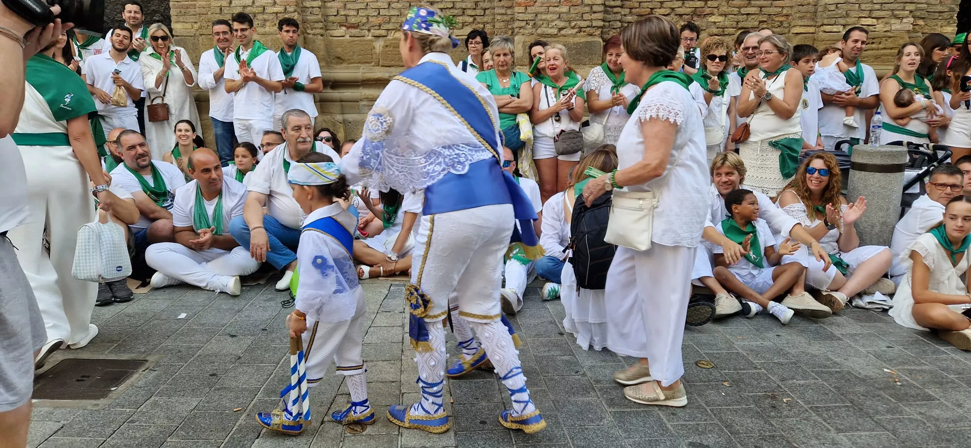 Danzantes la mañana del día 10 de agosto. Foto Myriam Martínez