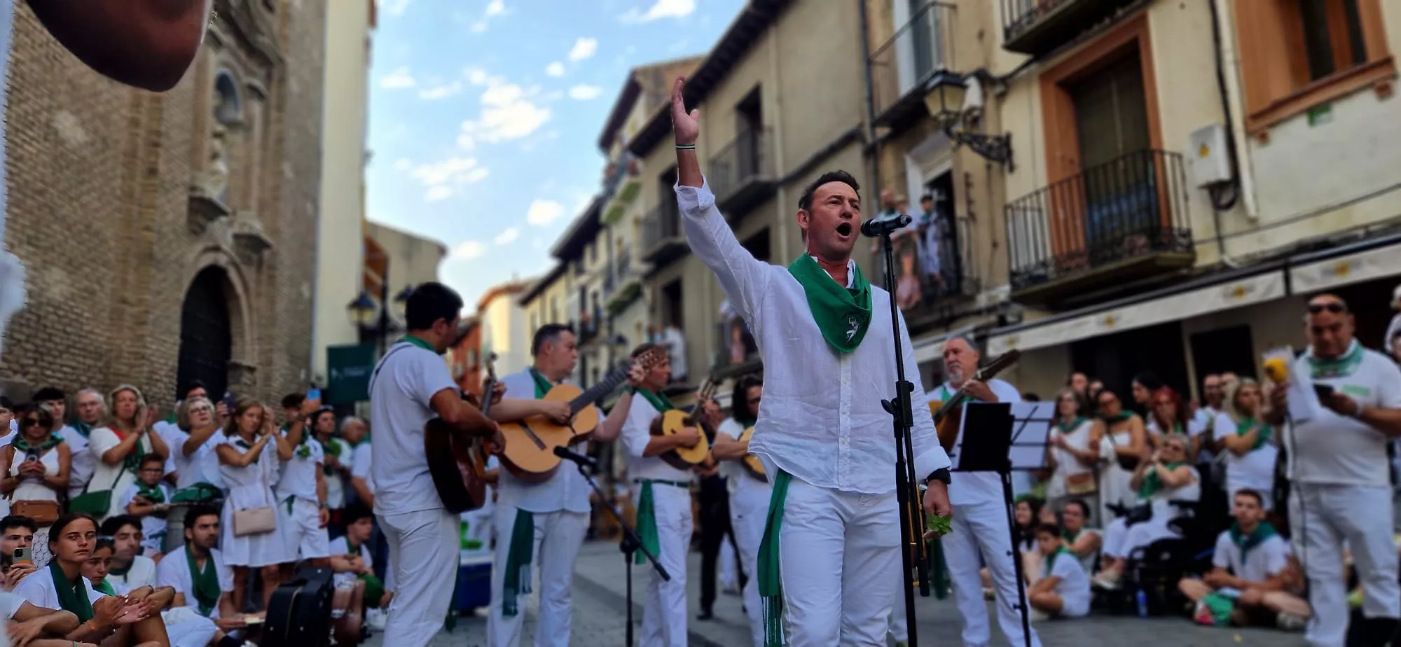 Danzantes la mañana del día 10 de agosto. Foto Myriam Martínez