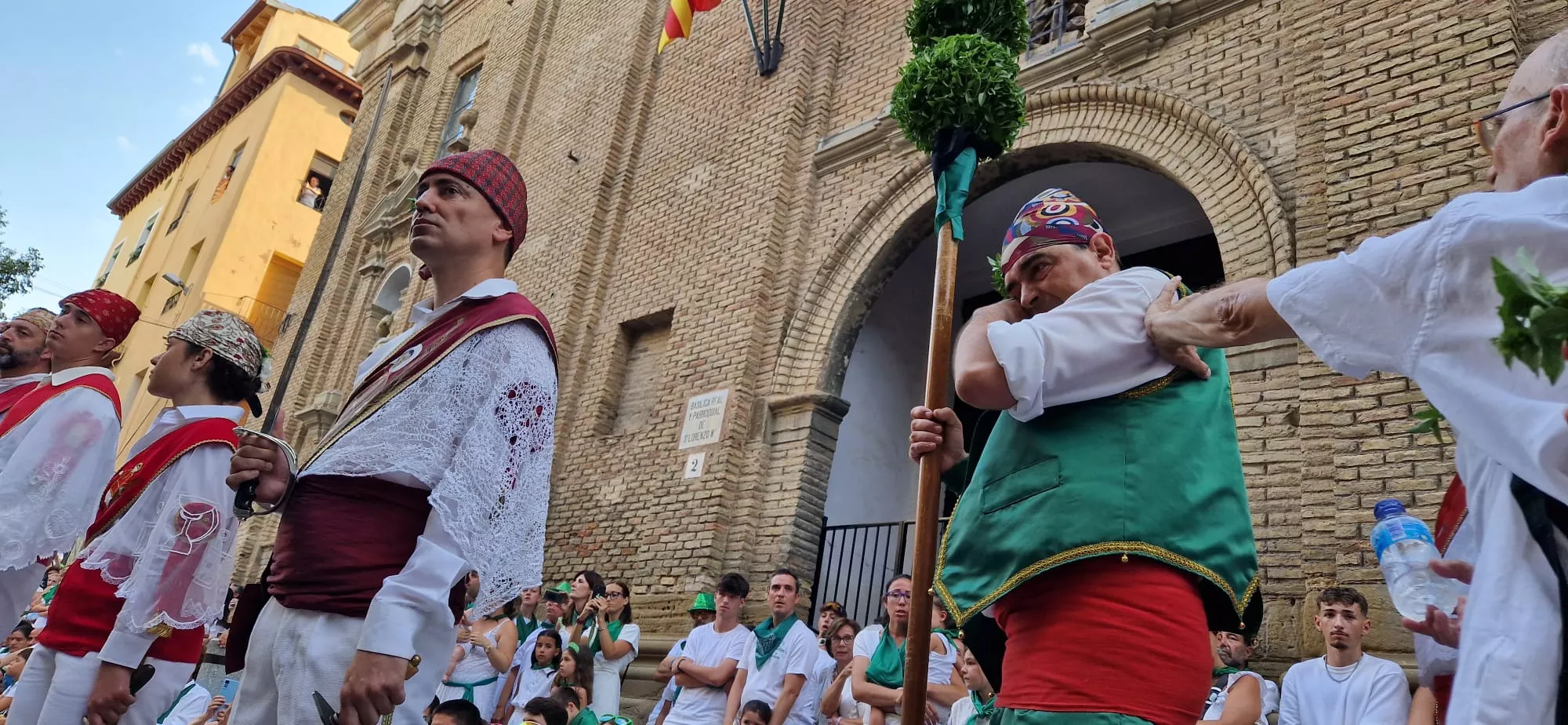 Danzantes la mañana del día 10 de agosto. Minuto de silencio por Jorge Martín, con su hijo en primer término. Foto Myriam Martínez