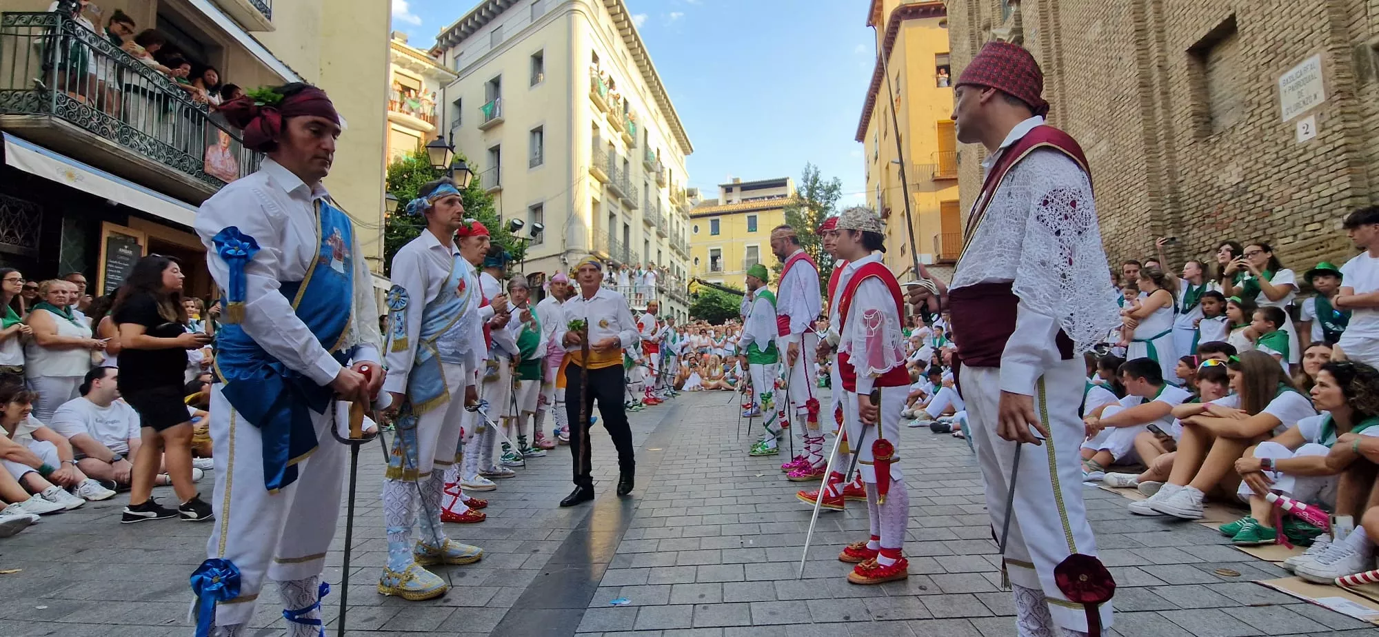 Danzantes la mañana del día 10 de agosto. Foto Myriam Martínez