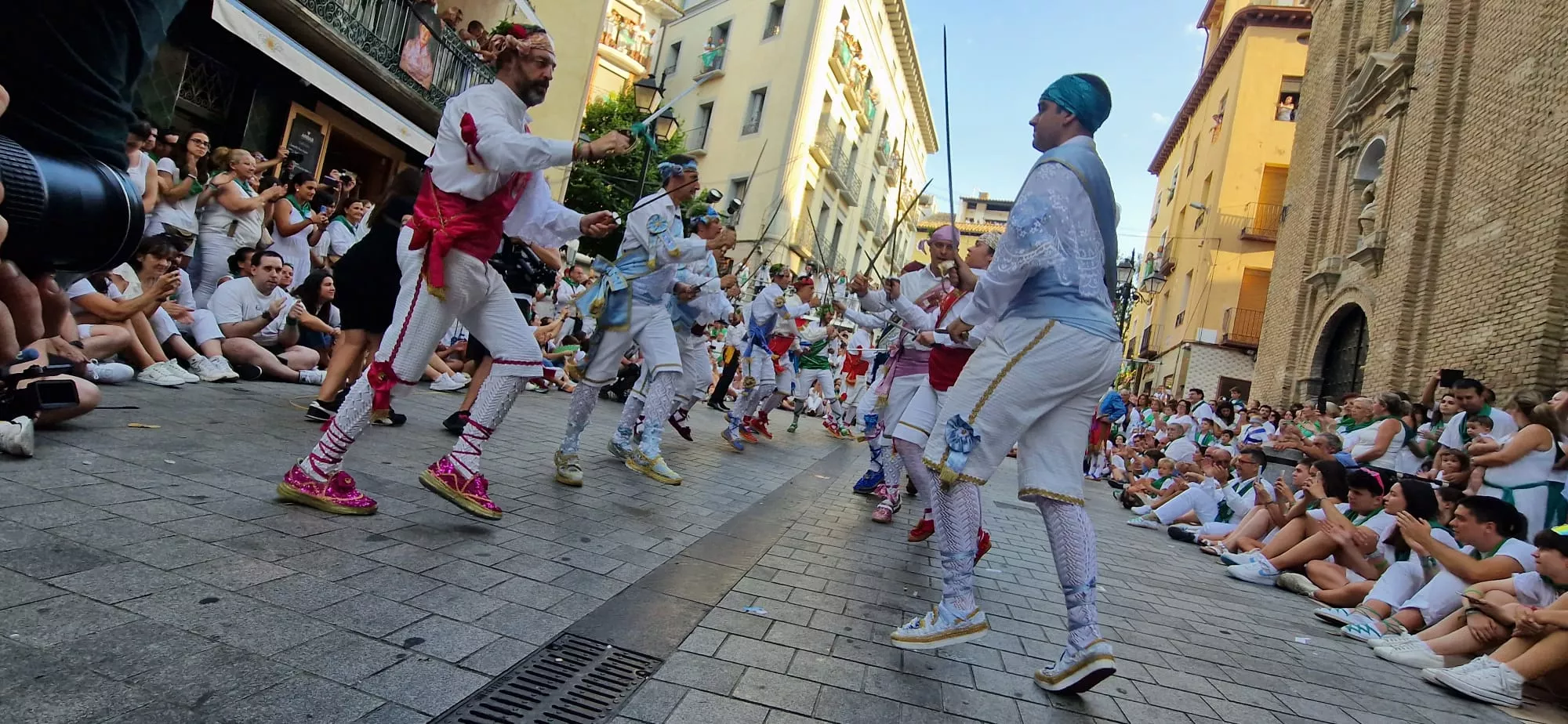 Danzantes la mañana del día 10 de agosto. Foto Myriam Martínez