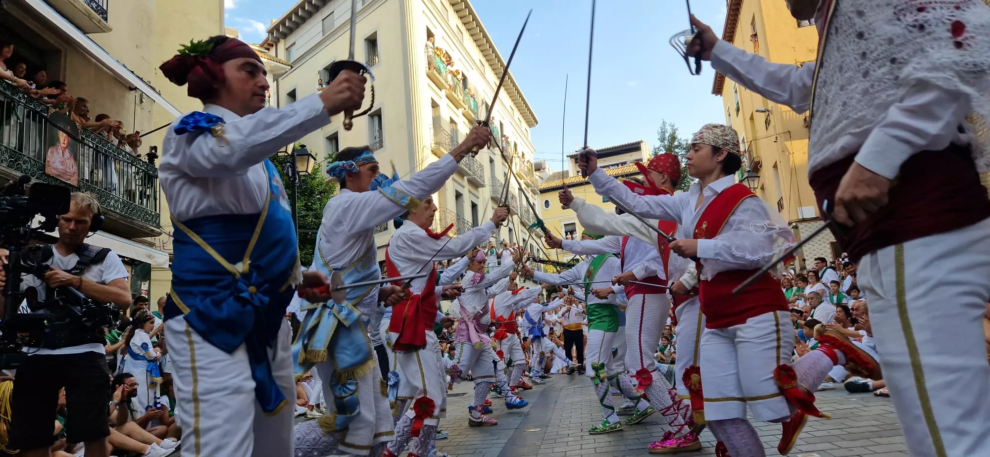 Danzantes la mañana del día 10 de agosto. Foto Myriam Martínez
