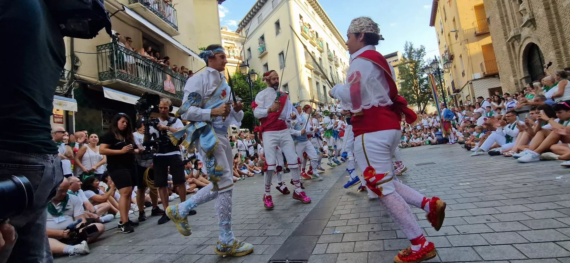 Danzantes la mañana del día 10 de agosto. Foto Myriam Martínez