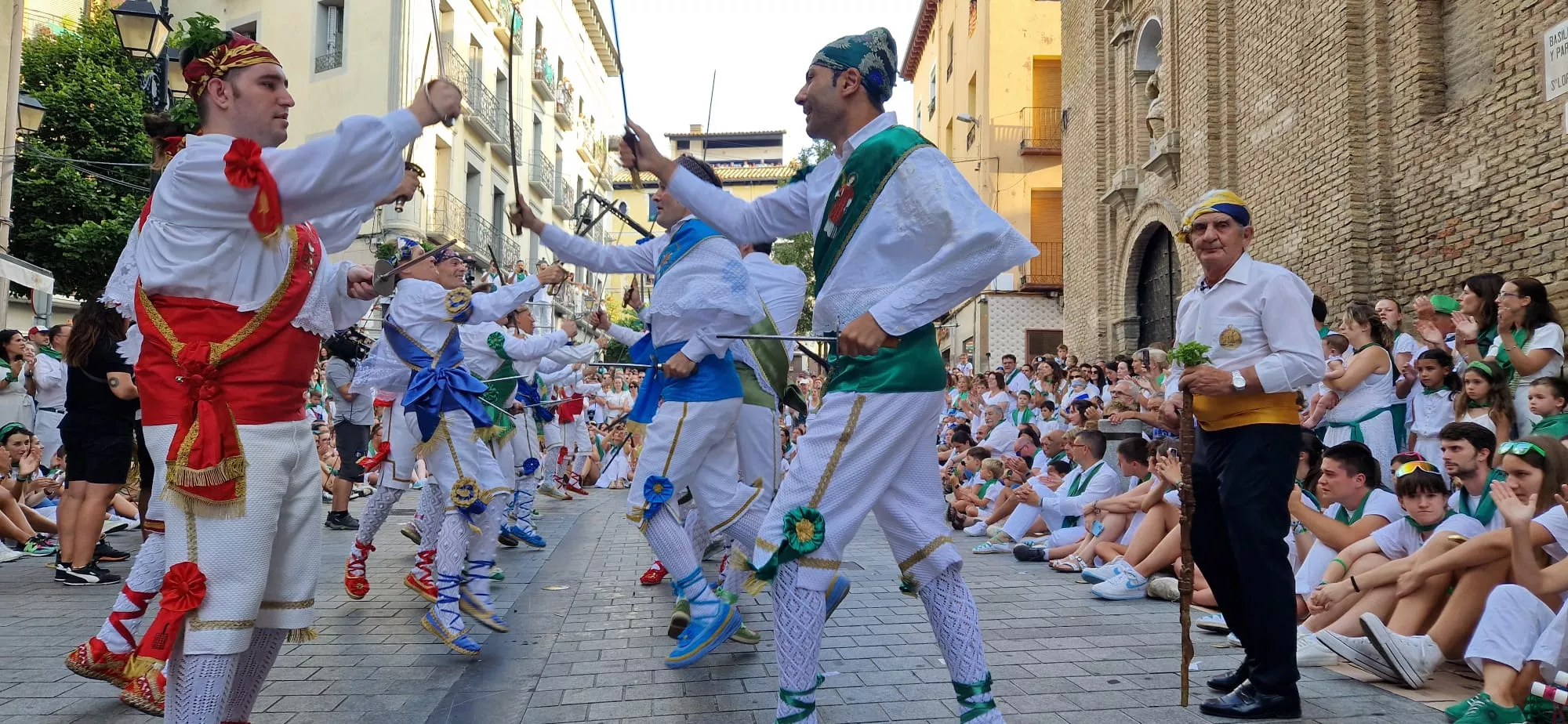 Danzantes la mañana del día 10 de agosto. Foto Myriam Martínez