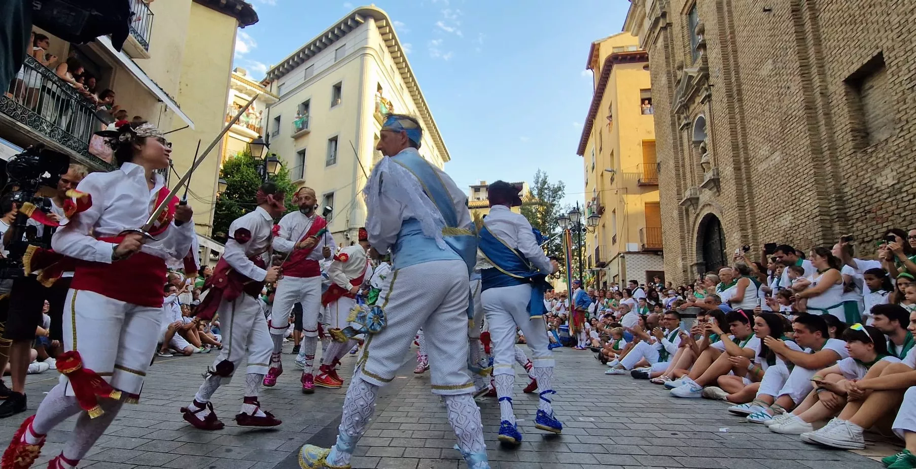 Danzantes la mañana del día 10 de agosto. Foto Myriam Martínez