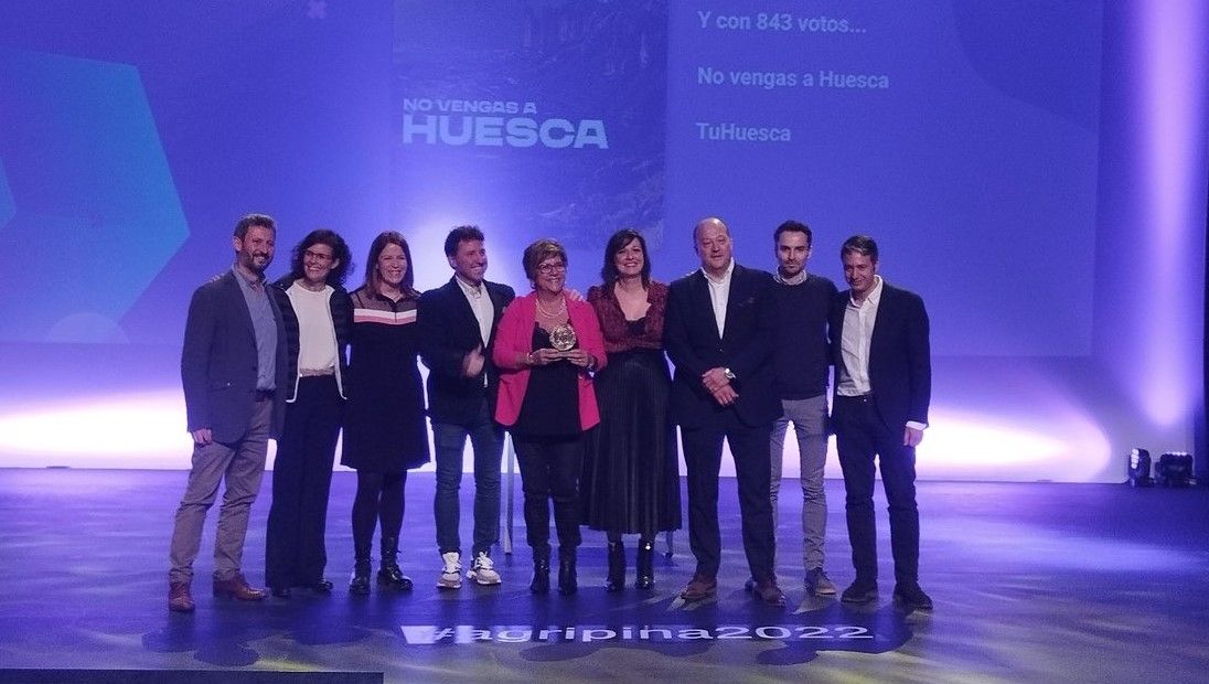 Elisa Sancho sostiene el premio que acredita a "No vengas a Huesca" como Mejor Pieza del Año de los Premios Agripina
