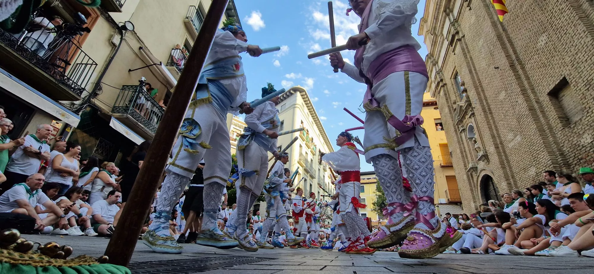 Danzantes la mañana del día 10 de agosto. Foto Myriam Martínez