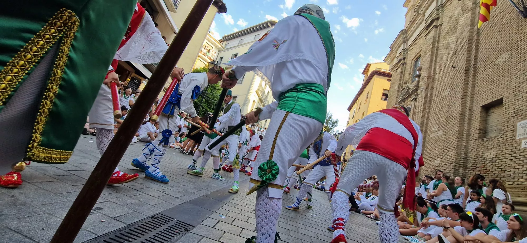 Danzantes la mañana del día 10 de agosto. Foto Myriam Martínez