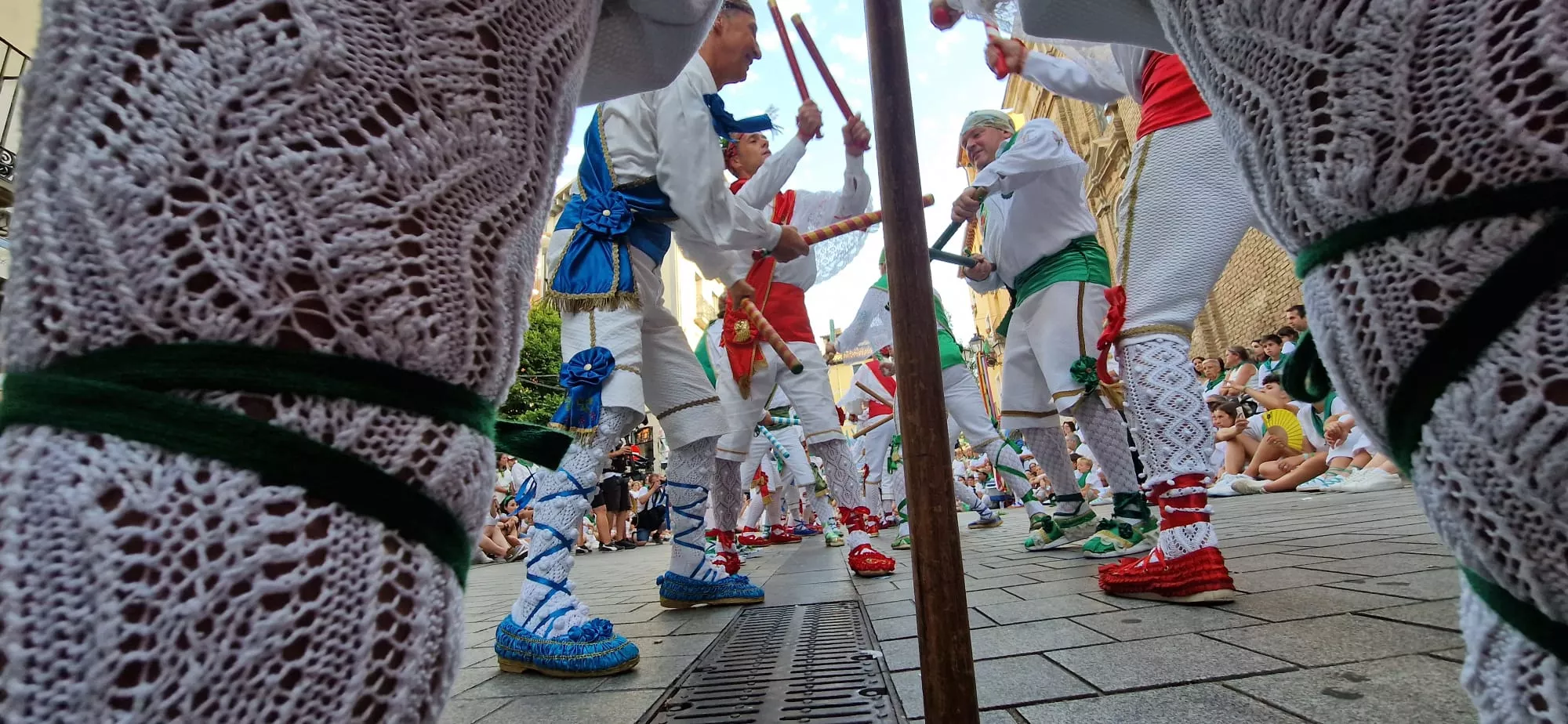 Danzantes la mañana del día 10 de agosto. Foto Myriam Martínez