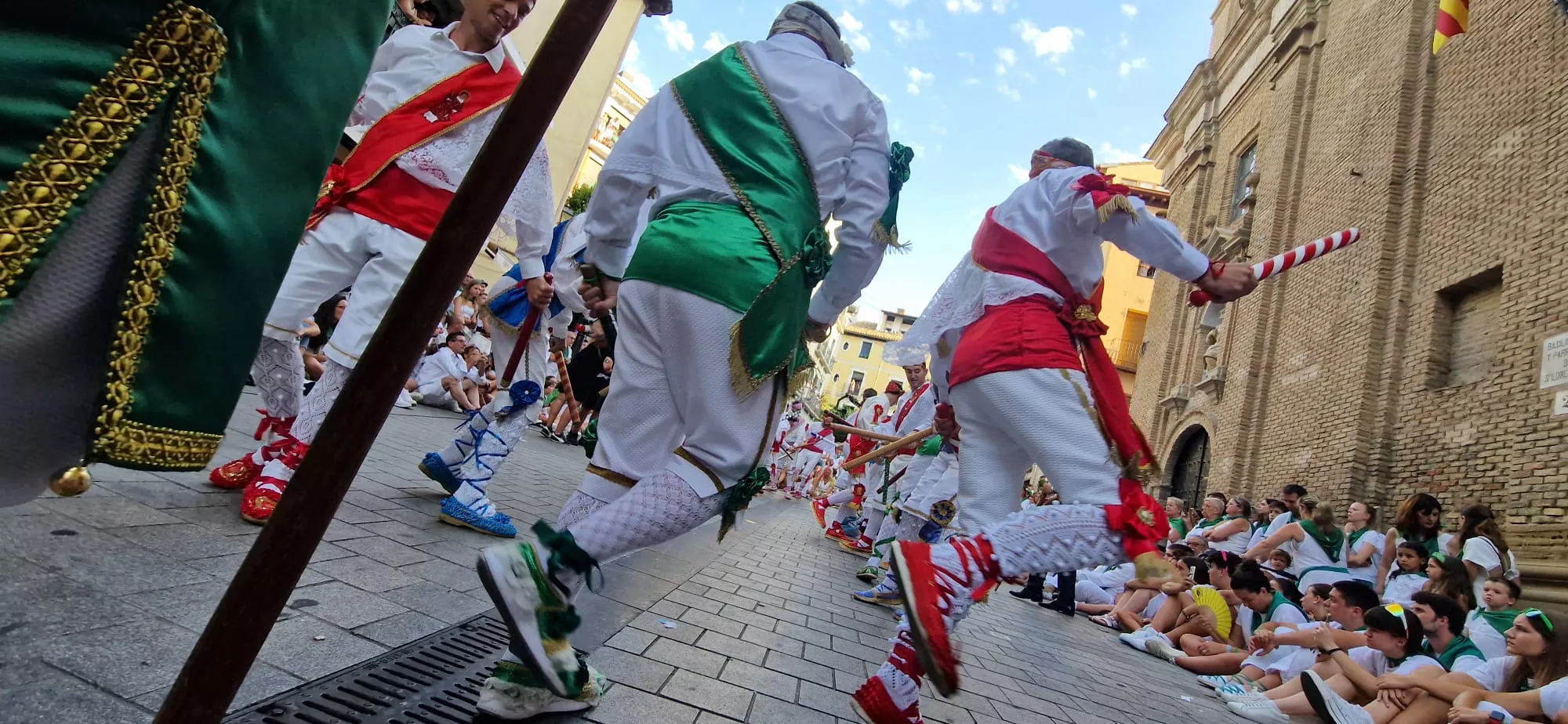 Danzantes la mañana del día 10 de agosto. Foto Myriam Martínez