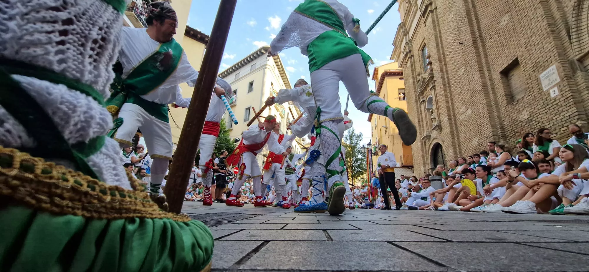Danzantes la mañana del día 10 de agosto. Foto Myriam Martínez