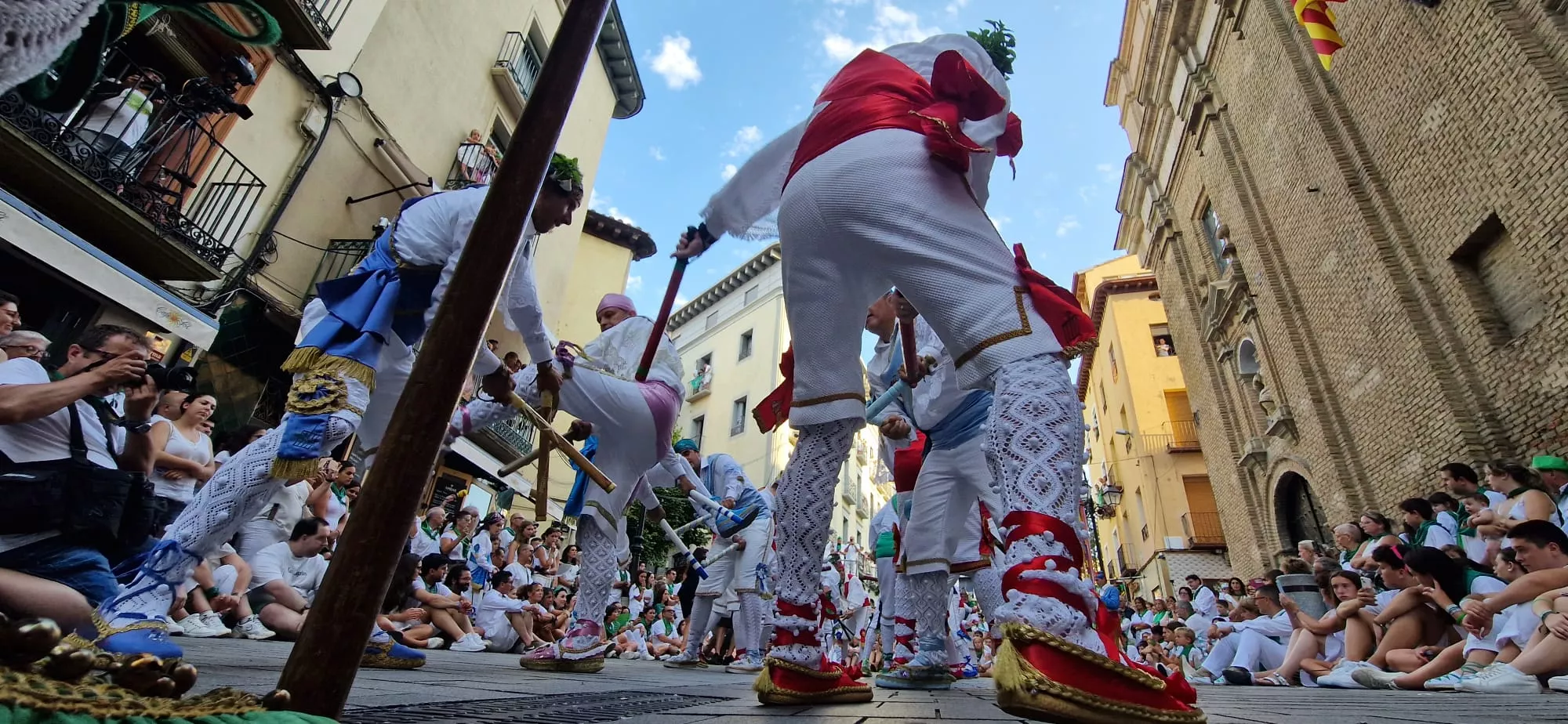 Danzantes la mañana del día 10 de agosto. Foto Myriam Martínez